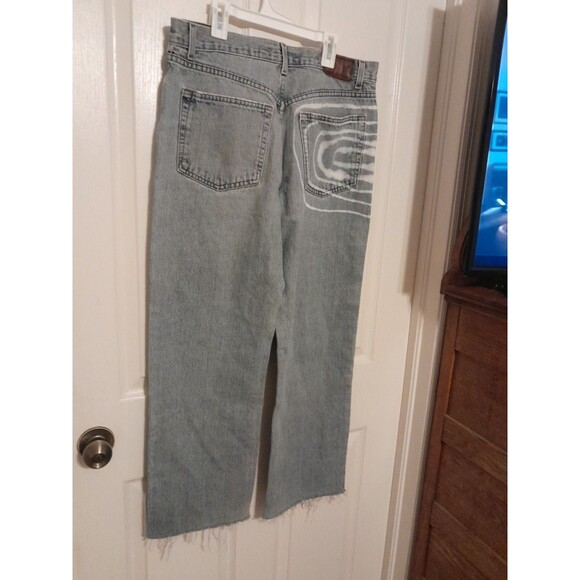 Calvin Klien Women’s 32/28 Women’s Custom Bleach Design Raw Hem Jeans. B49 - Picture 3 of 5